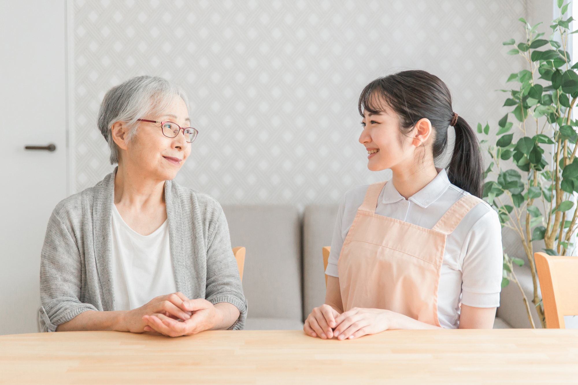 生活相談員の平均年収は？介護職との違いや給料アップの方法を解説